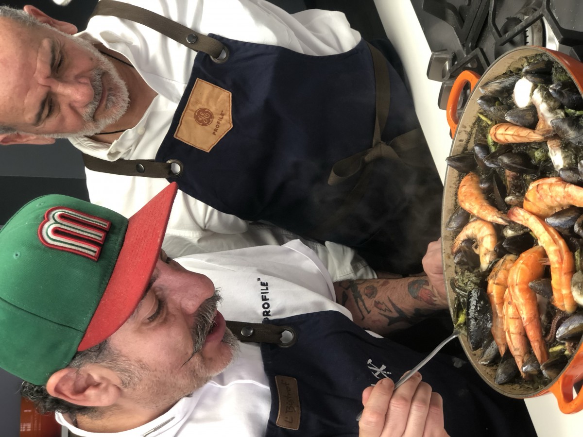 Celebra a papá con el toque único del chef Aquiles Chávez; te comparte su  receta de Paella Negra de Mariscos |