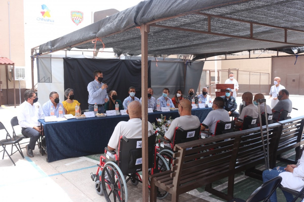 Entrega Club Rotario sillas de ruedas para personas privadas de la libertad  en el CERESO de Chihuahua |