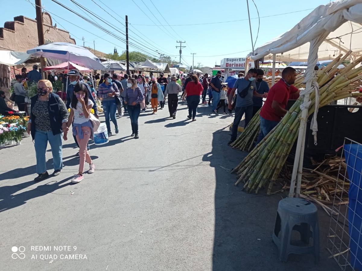 Disfrutan cientos de chihuahuenses de la Feria del Hueso