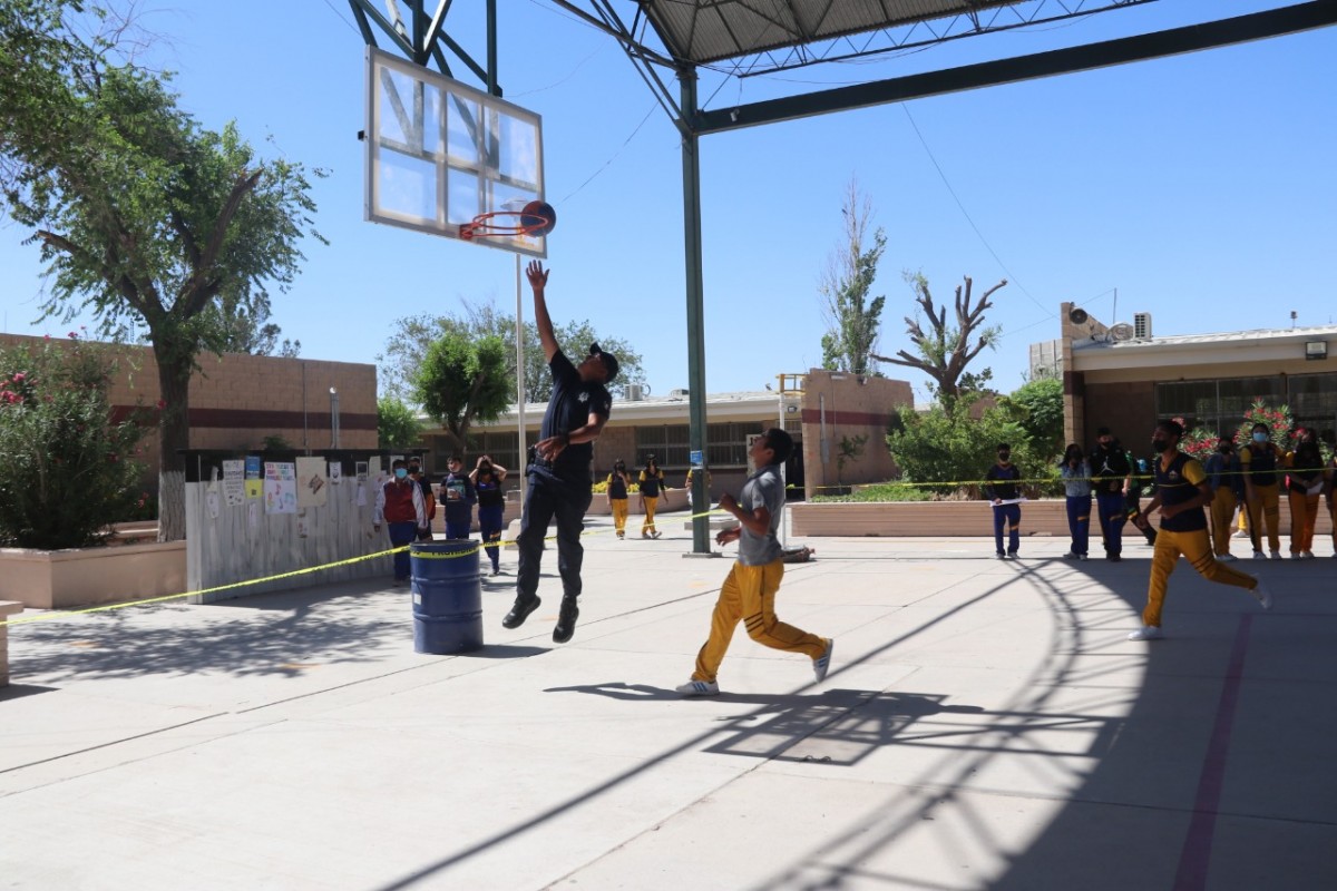 Arman Policías “retas” de basquetbol con alumnos de la Técnica 90 |