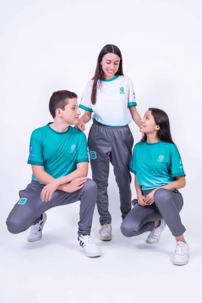 Presenta el COBACH su nuevo uniforme de diario para estudiantes de