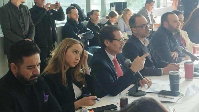 photo_5030586965383908114_y